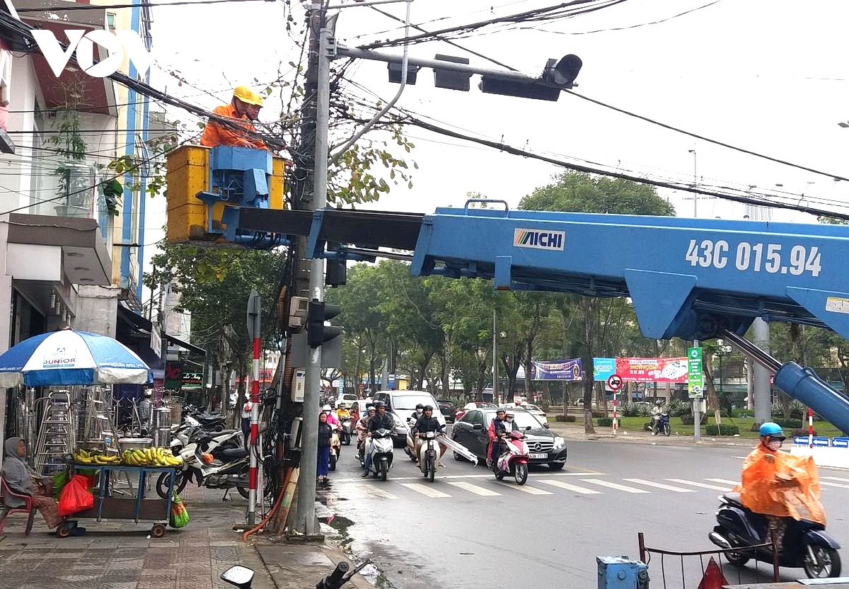 Chấn chỉnh tình trạng “mạng nhện cáp viễn thông” trên cột điện ở Đà Nẵng